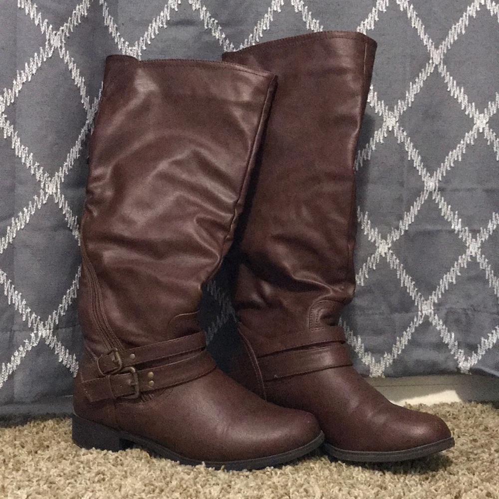 Stylish Boots with Buckle Detail